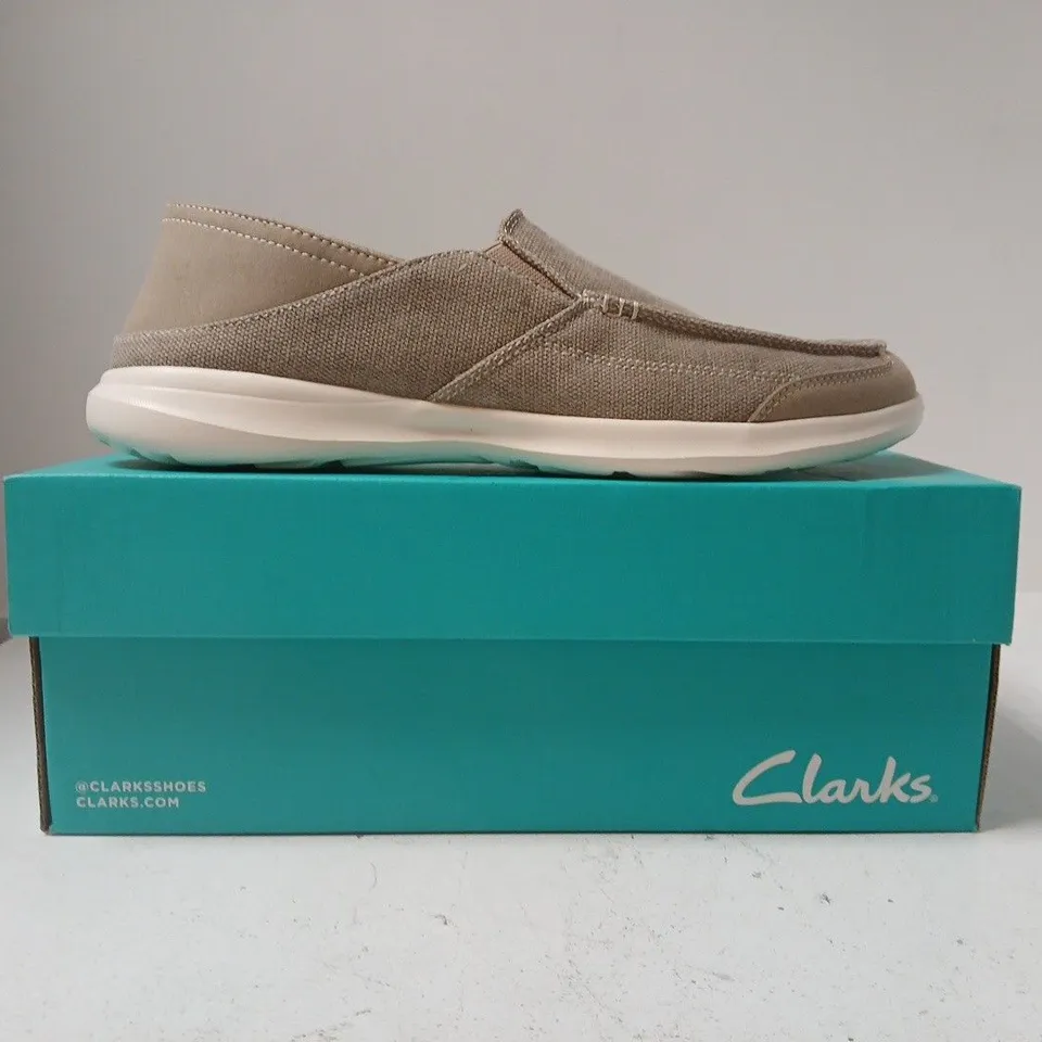 BOXED PAIR OF CLARKS HOLOCOMBE EASY SHOES IN STONE SIZE UK 9