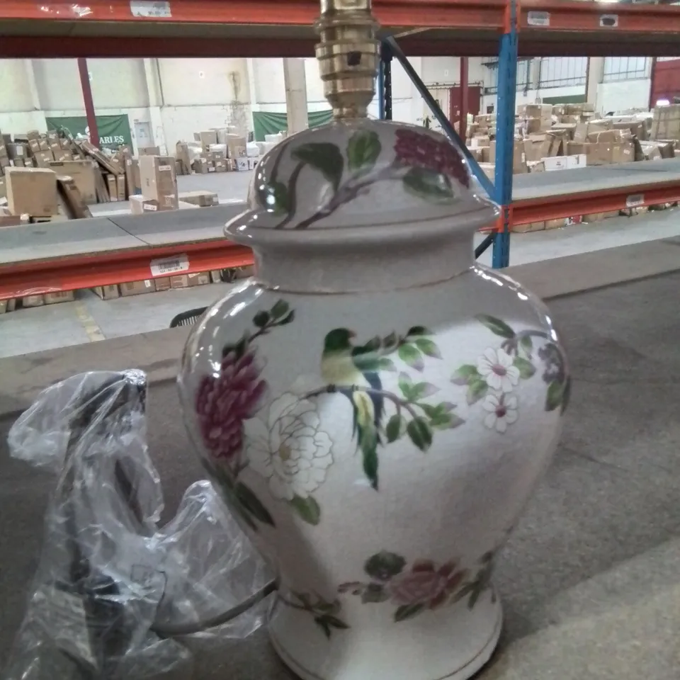 BOXED DECORATIVE TABLE LAMP 