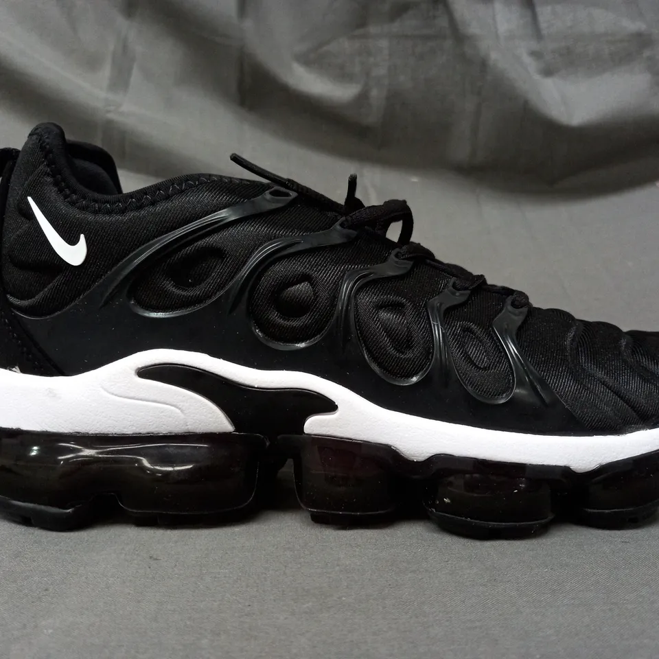 BOXED PAIR OF NIKE SHOES IN BLACK/WHITE UK SIZE 7