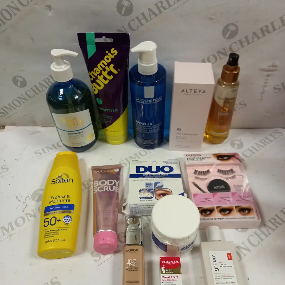 BOX OF APPROXIMATELY 20 ASSORTED HEALTH & BEAUTY PRODUCTS TO INCLUDE SANCTUARY SPA BODY OIL SPRAY, BUBBLE BODY SCRUB, KISS CAT EYELASHES ETC 