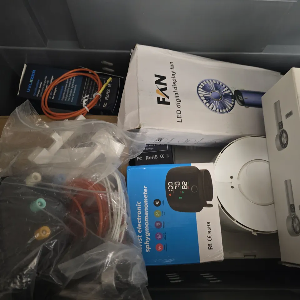 APPROXIMATELY 8 ASSORTED ITEMS TO INCLUDE - HANDHELD FAN , SMART ENERGY DISPLAY , PRESTIGE 50 LED STRING LIGHTS ETC