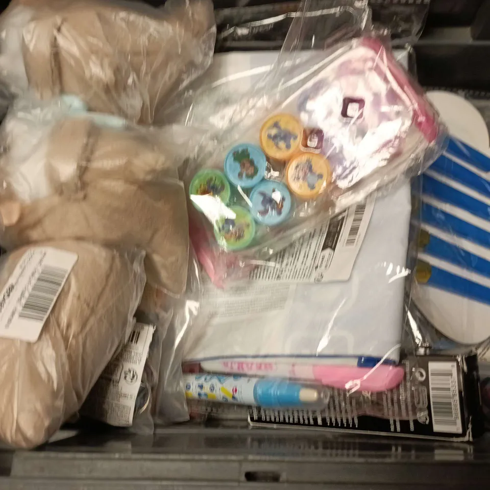 APPROXIMATELY 12 ASSORTED TOYS & GAMES PRODUCTS TO INCLUDE TITLEIST PRO V1, TEMPORARY TATTOO MARKERS, STITCH EGG TOY, ETC