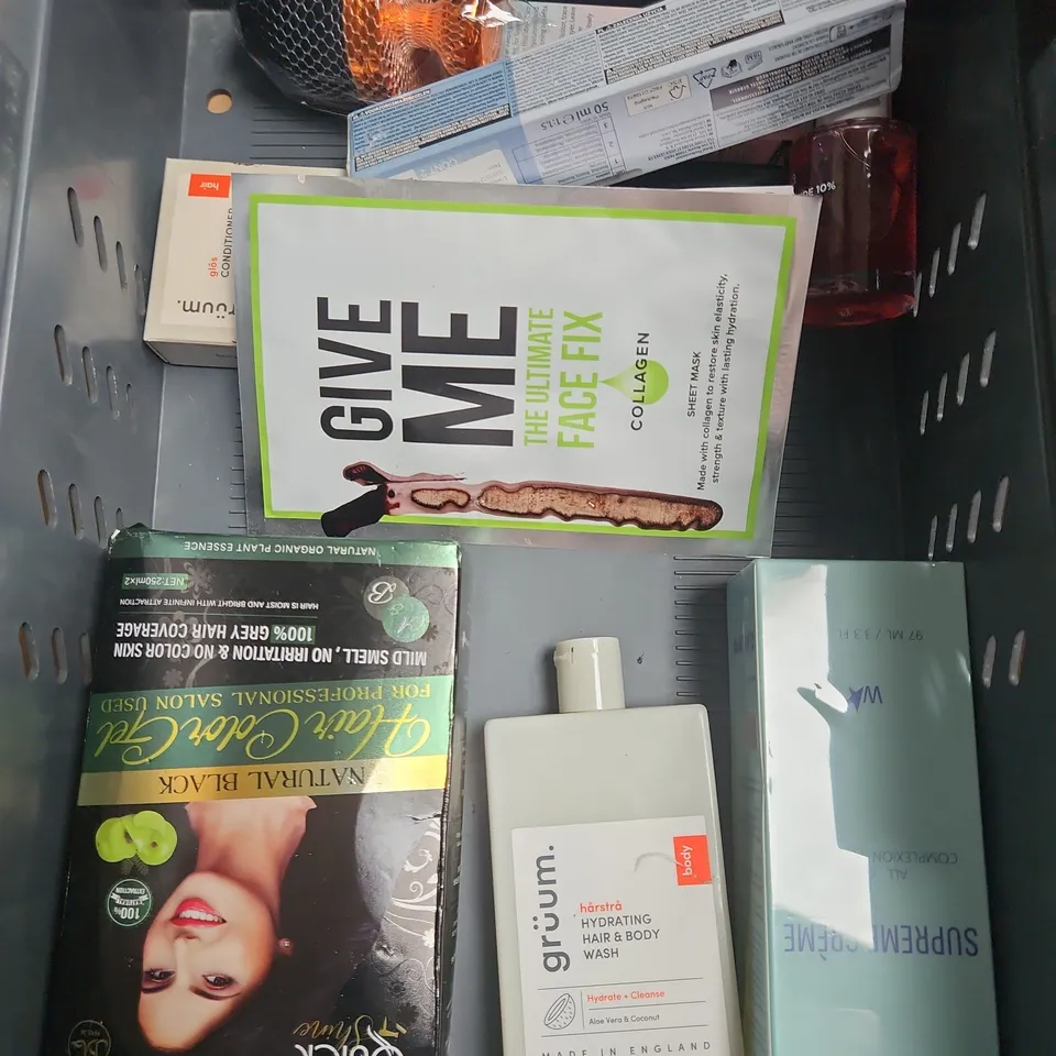 APPROXIMATELY 20 ASSORTED HEALTH & BEAUTY PRODUCTS TO INCLUDE - HAIRBURST SHAMPOO & CONDITIONER - VASELENE JELLY - DERMATICA PEPTIDE MOISTURISER - ETC