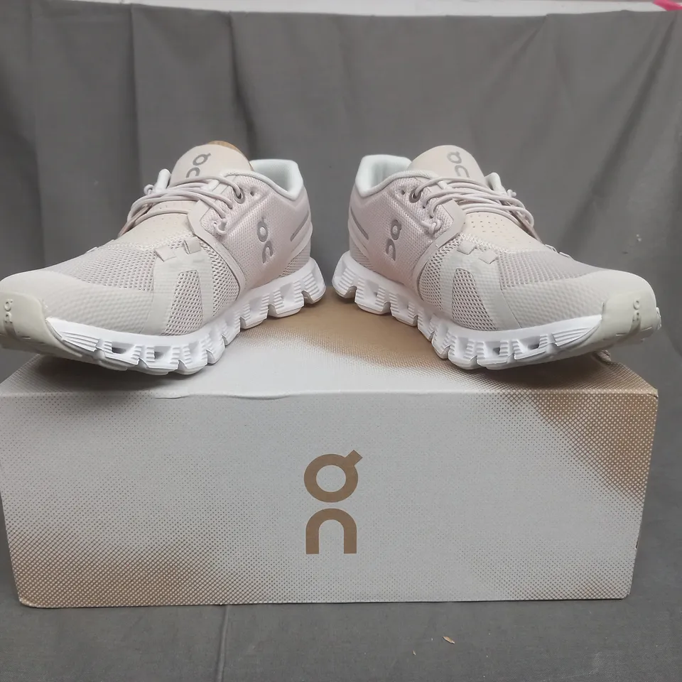 BOXED PAIR OF CLOUD 5 QU TRAINERS IN PEARL/WHITE UK SIZE 4