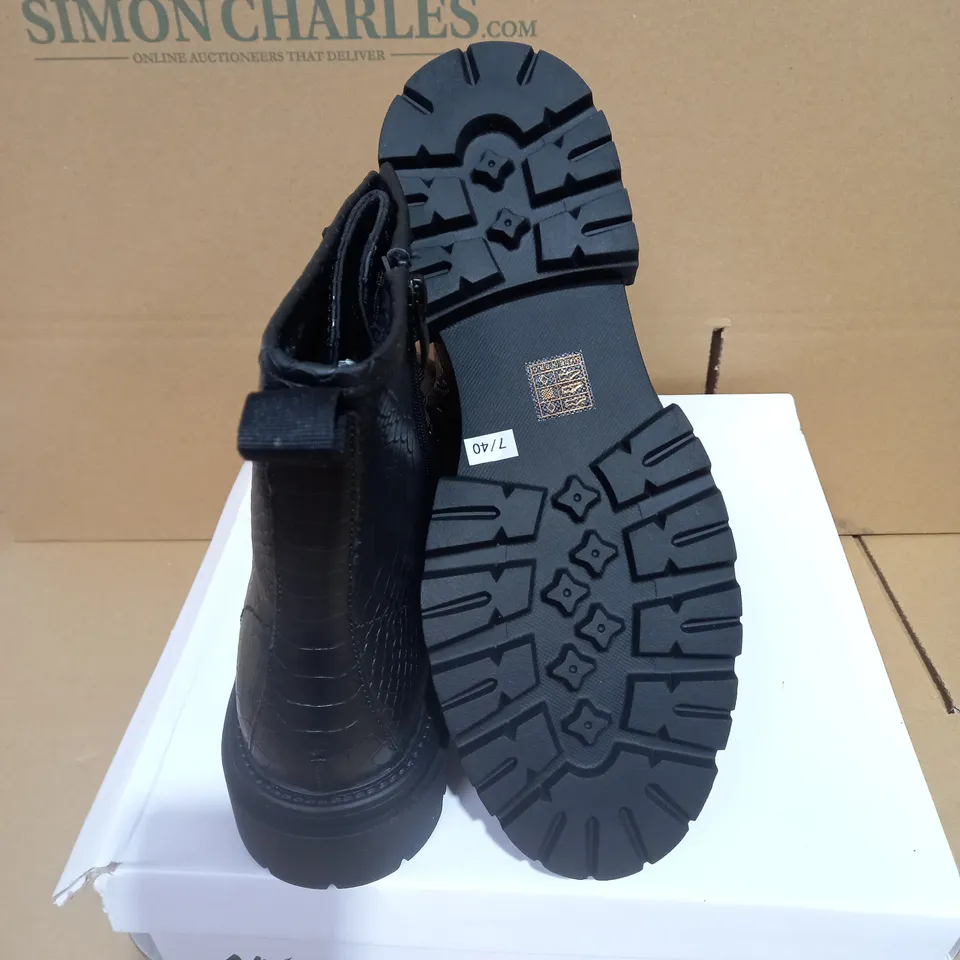 BOXED PAIR OF SIZE 40 AJVOYAGE BLACK BOOTS 