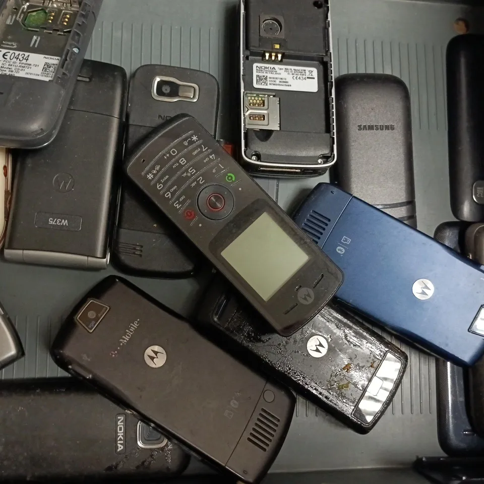 APPROXIMATELY 10 ASSORTED OLD MOBILE PHONES TO INCLUDE SIEMENS, MOTOROLA, NOKIA, ETC