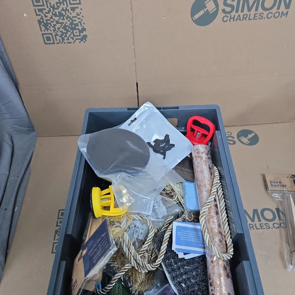 TOTE OF APPROXIMATELY 15 ASSORTED ITEMS TO INCLUDE: GIANT WOODEN PEG