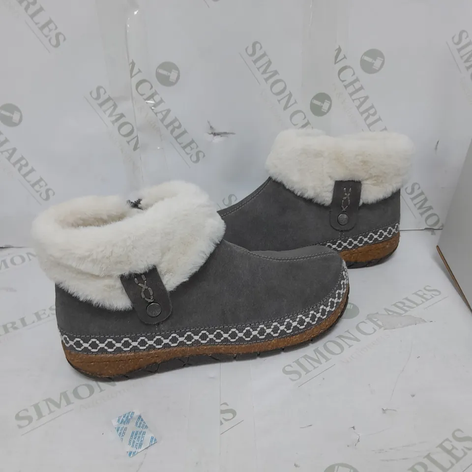 BOXED PAIR OF EARTH ORIGINS EMMALYN BOOTIES IN GREY UK SIZE 5