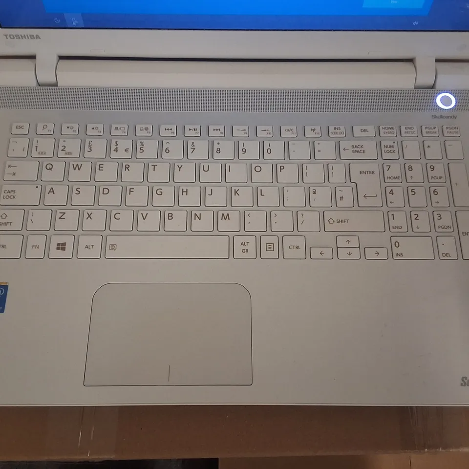TOSHIBA SATELLITE INTEL PENTIUM LAPTOP IN WHITE - L50-C-1FQ