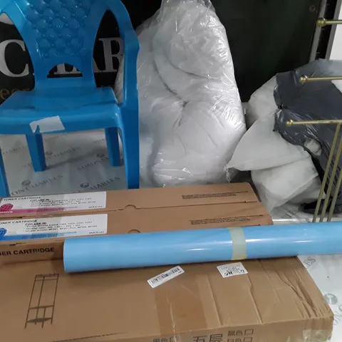 CAGE OF ASSORTED ITEMS TO INCLUDE FILLED CUSHIONS, TOILET SEAT, TONER CARTRIDGES AND HEATED BLANKET / COLLECTION ONLY