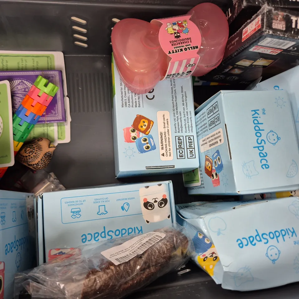 APPROXIMATELY 10 ASSORTED TOYS AND GAMES TO INCLUDE THE MIND CARD GAME, AFTERGLOW CONTROLLER FOR XBOX, ETC