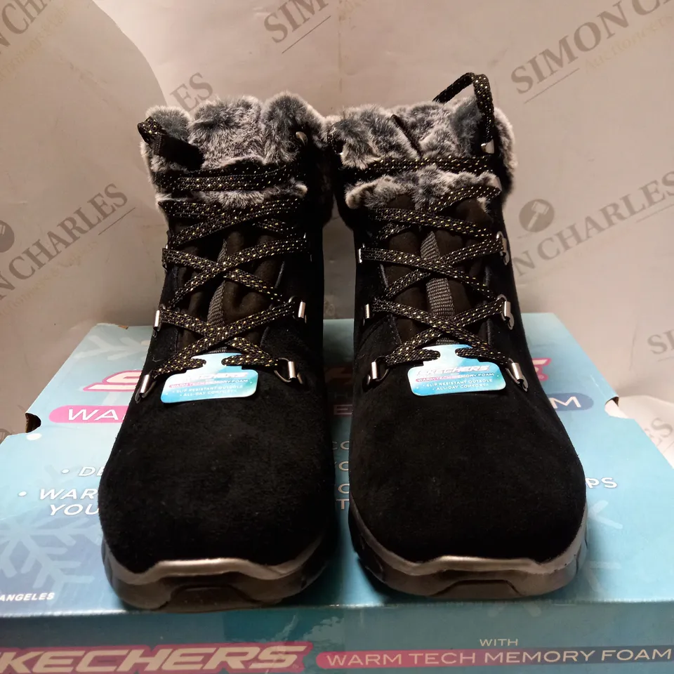 SKECHERS SYNERGY LACE BOOTS - SIZE 8