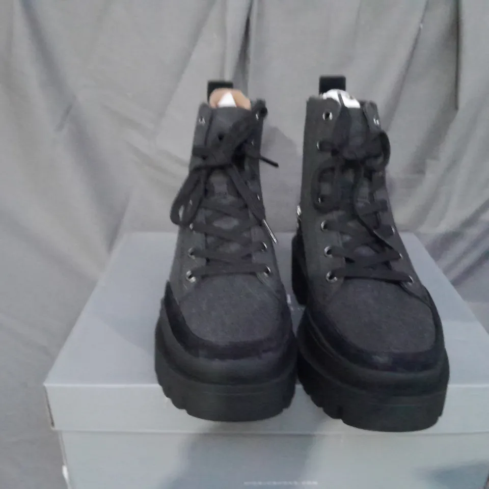 BOXED PAIR OF VIONIC ASPEN MILLIE LACE UP HIKER BOOTS IN BLACK SIZE 6