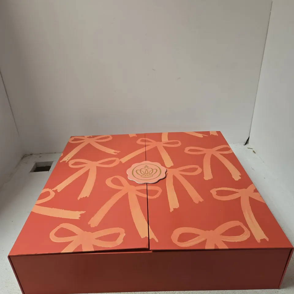 GLOSSY BOX BEAUTY ADVENT CALENDAR - 25 DAY COUNTDOWN BOX (PINK/CORAL)