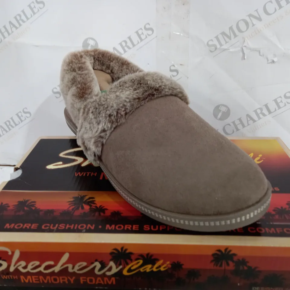BOXED PAIR OF SKECHERS CALI COZY CAMPFIRE SLIPPERS IN DARK TAUPE - UK 8
