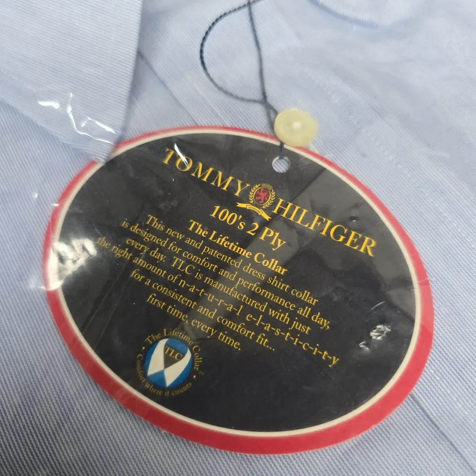 TOMMY HILFIGER MEN'S LIGHT BLUE DRESS SHIRT – LIFETIME COLLAR, UK NECK 17 (SLEEVE 34–35)