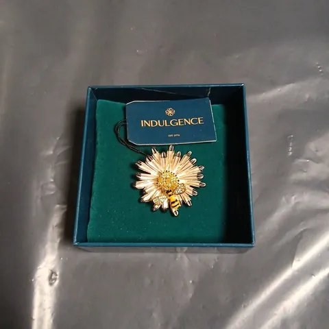 APPROXIMATELY 20 ASSORTED JEWELLERY ITEMS INCLUDING INDULGENCE BROOCH AND BUTLER & WILSON EARRINGS 