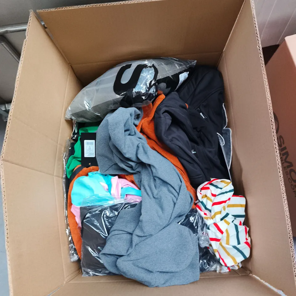 BOX OF APPROXIMATELY 20 ASSORTED CLOTHING ITEMS TO INCLUDE: UNDER ARMOUR SHORTS 