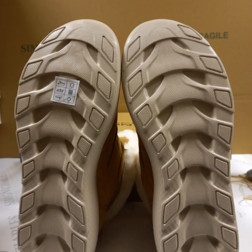 SKETCHERS ON THE GO WINTER FLING BOOT SIZE 6.5