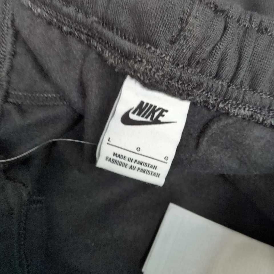 NIKE STANDARD FIT TAPER LEG REGULAR LENGTH IN BLACK/GREY - LARGE