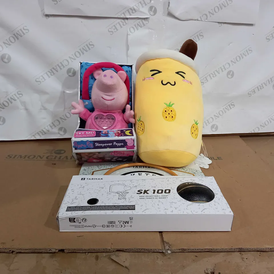 ASSORTED BOX OF APPROXIMATELY 10 TOYS AND GAMES TO INCLUDE AMOZO STUFFED ANIMAL PILLOW, PEPPA PIG SLEEPOVER PEPPER TOY, TARMAK SK100 MINI BASKETBALL AND HOOP, ETC 