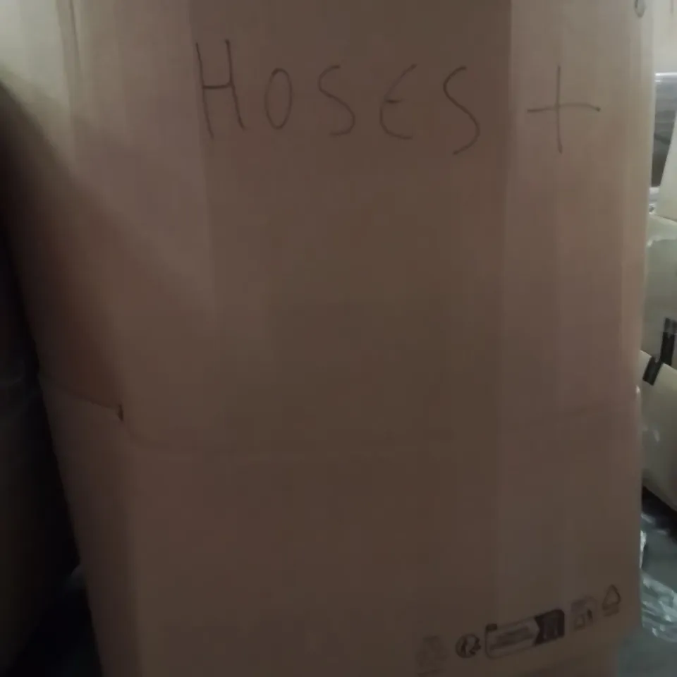 PALLET CONTAINING A LARGE QUANTITY OF HOSES 