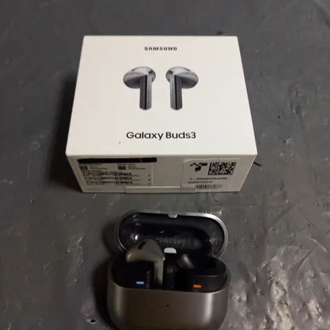 BOXED SAMSUNG GALAXY BUDS3 IN SILVER