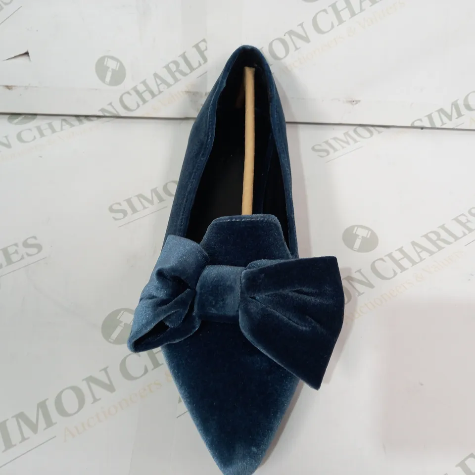 BOXED PAIR OF ASOS DESIGN WIDE FIT LAKE BOW POINTED TOE FLAT SHOES IN BLUE VELVET UK SIZE 8