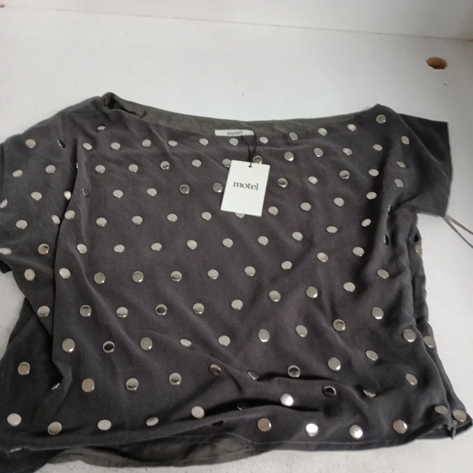 BAGGED MOTEL BALIA ASYM STUD TOP IN DARK GREY - SMALL