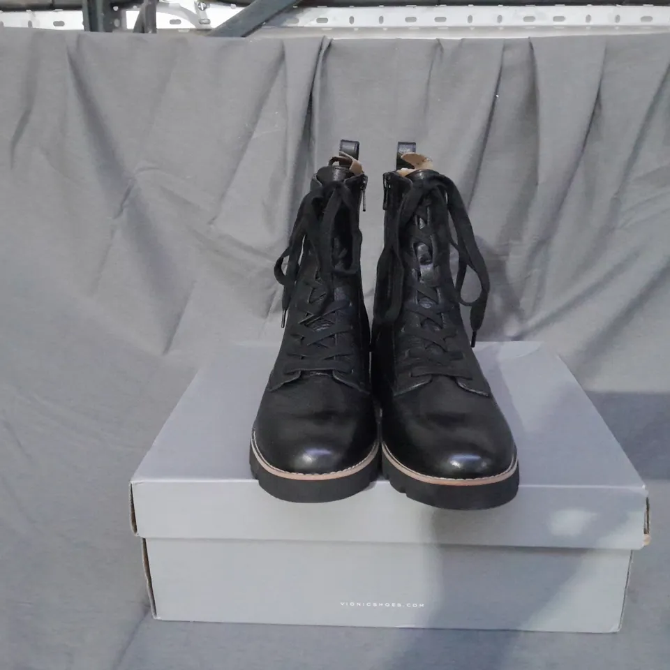 BOXED PAIR OF VIONIC LANI LACE BOOTS BLACK SIZE 7