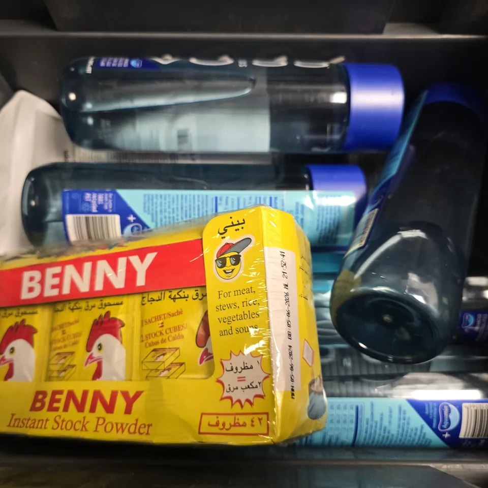 APPROXIMATELY 8 ASSORTED FOOD & DRINK ITEMS TO INCLUDE - VOSS PLUS , COCONUT OIL , VILGAIN PORTEIN CRISPIES ETC