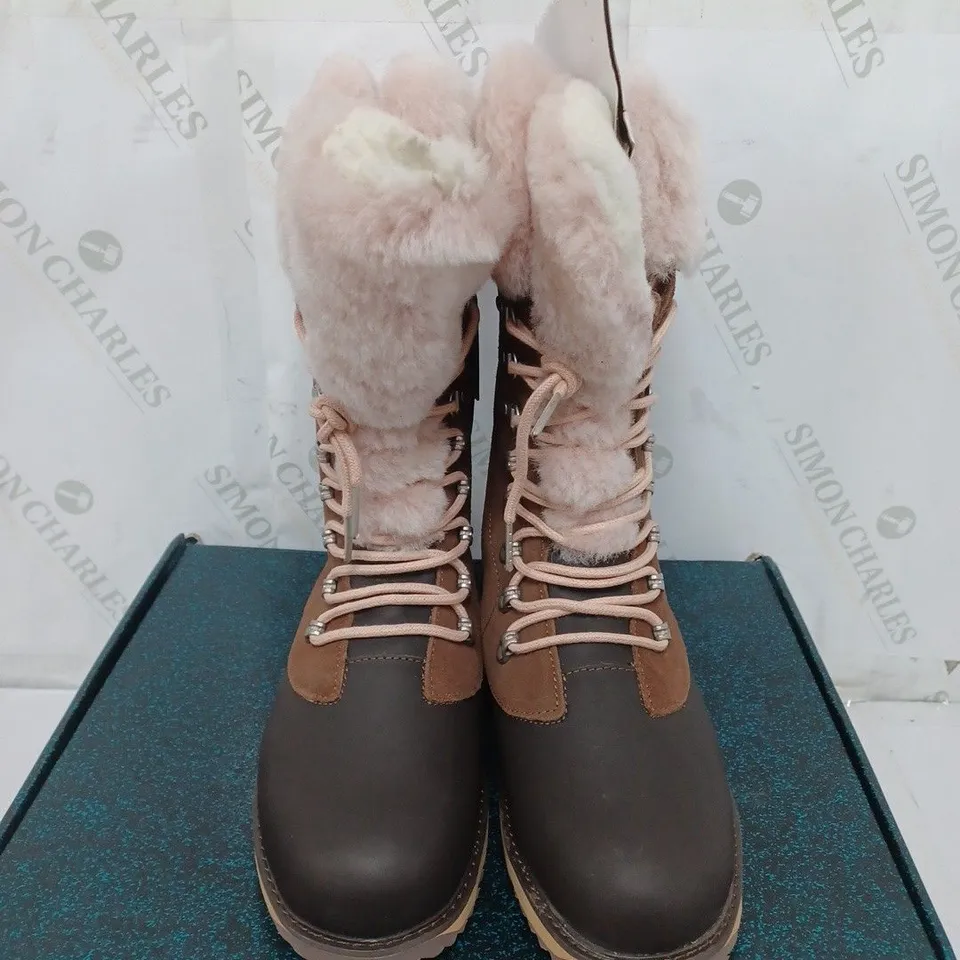 BOXED PAIR OF EMU ALL WEATHER ORICA HI WATERPROOF BOOTS IN OAK/ESPRESSO SIZE 6