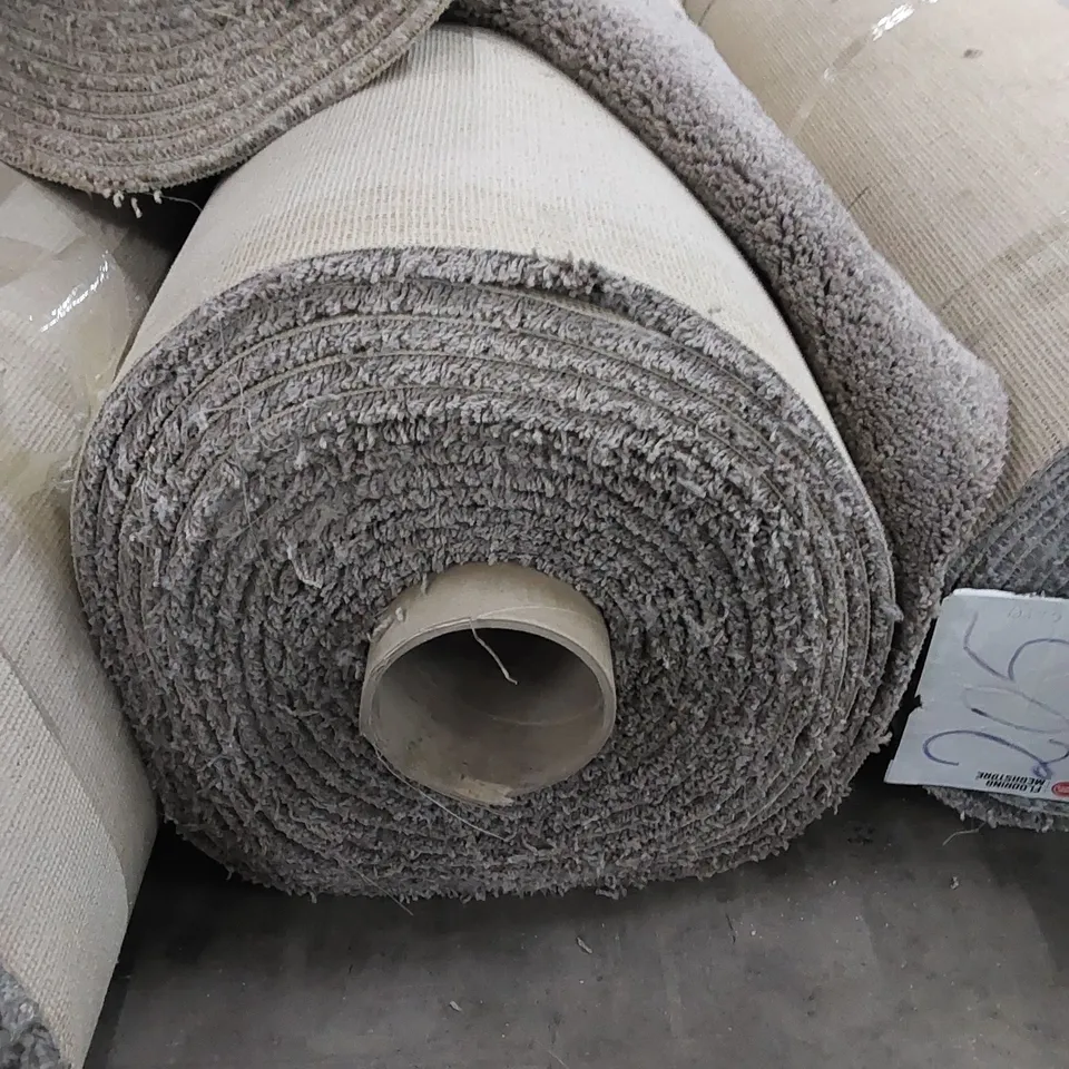 ROLL OF QUALITY GEMINI CARPET // SIZE: APPROXIMATELY 11.5 X 4m