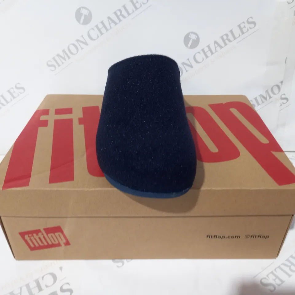 BOXED PAIR OF FITFLOP FELT CLOGS IN NAVY UK SIZE 5