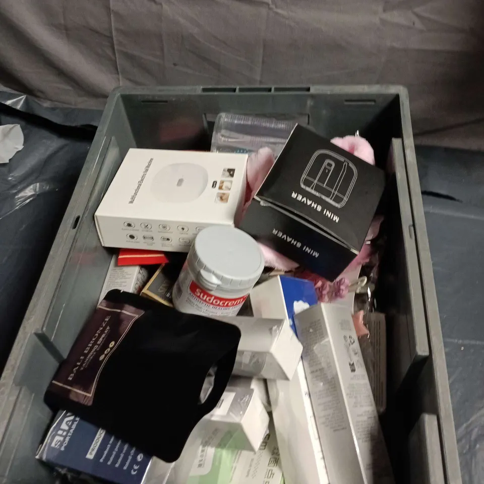 APPROXIMATELY 25 ASSORTED HEALTH & BEAUTY ITEMS INCLUDING BALI BRONZE TANNING SPRAY , SUDOCREM AND NAIL HARDENER 