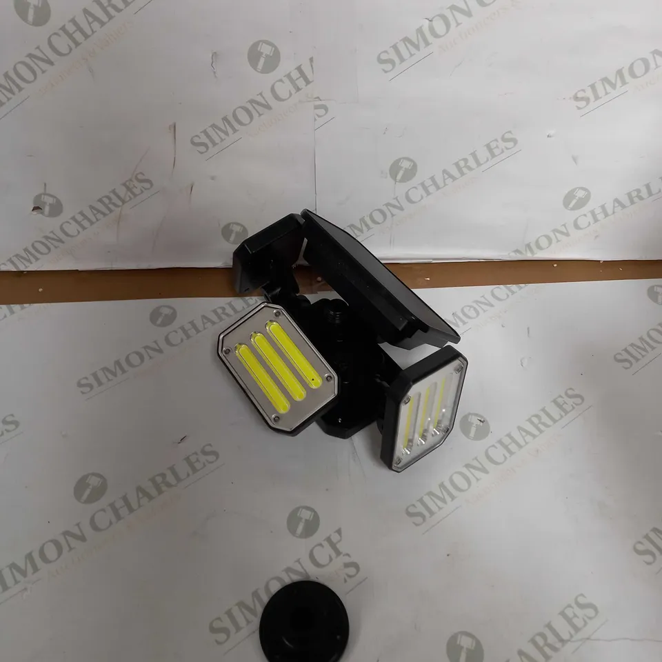 BOXED BELL & HOWELL 300 LUMENS BIONIC FLOODLIGHT