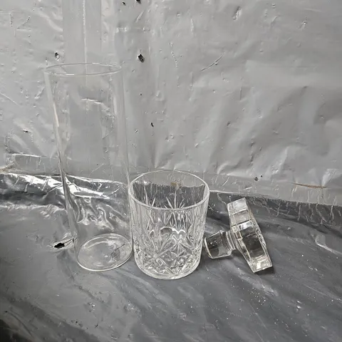 APPROXIMATELY 7 ASSORTED ITEMS TO INCLUDE - THIN FLUTE GLASS , SMALL GLASS , GLASS STOPPER etc