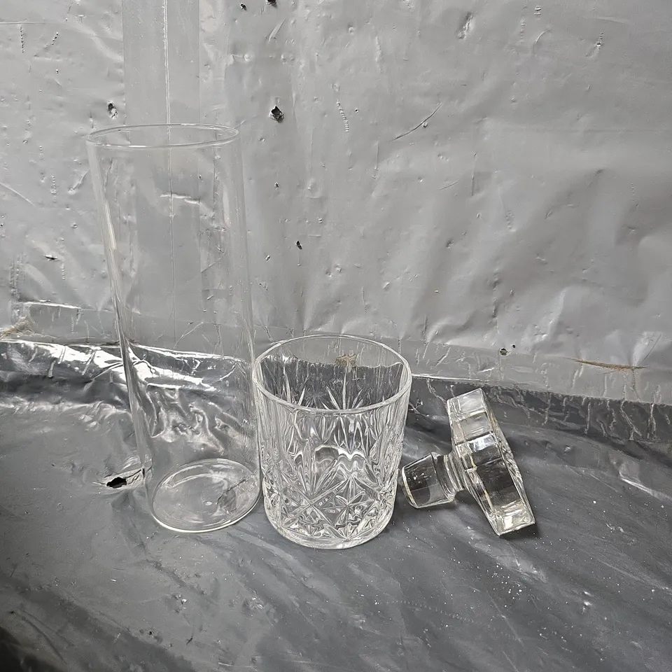 APPROXIMATELY 7 ASSORTED ITEMS TO INCLUDE - THIN FLUTE GLASS , SMALL GLASS , GLASS STOPPER etc