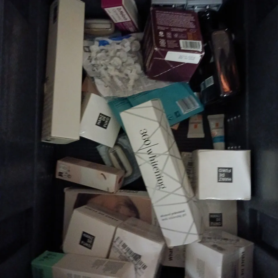 APPROXIMATELY 20 ASSORTED HEALTH AND BEAUTY PRODUCTS TO INCLUDE NYX INKY STIX - RITUALS BODY CREAM AND REFY GLOSS HIGHLIGHTER