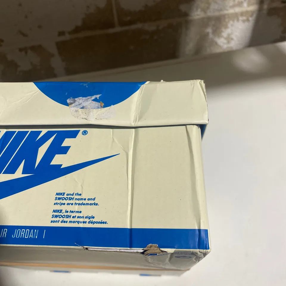 BOXED PAIR OF NIKE AIR JORDAN 1 LOW SHOES IN WHITE/BLACK/BLUE UK SIZE 11