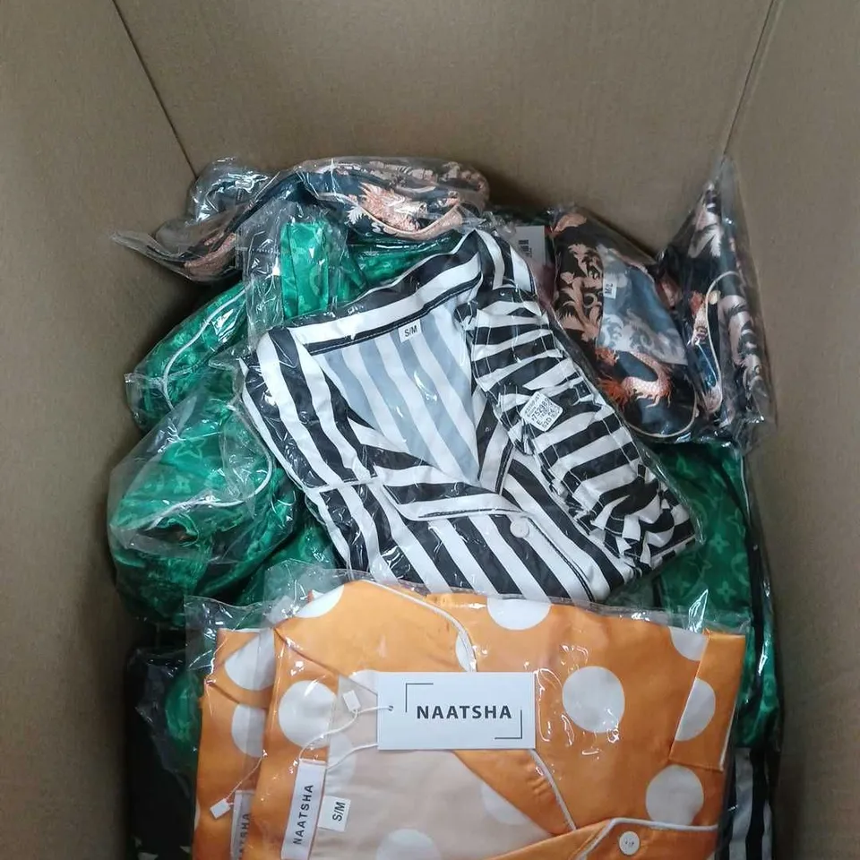 BOX OF APPROXIMATELY 20 CLOTHING AND FASHION ITEMS - VARIOUS COLOURS, SIZES AND STYLES