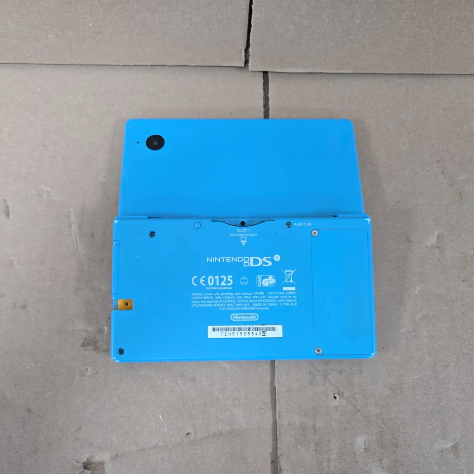 NINTENDO DSI HANDHELD CONSOLE IN LIGHT BLUE