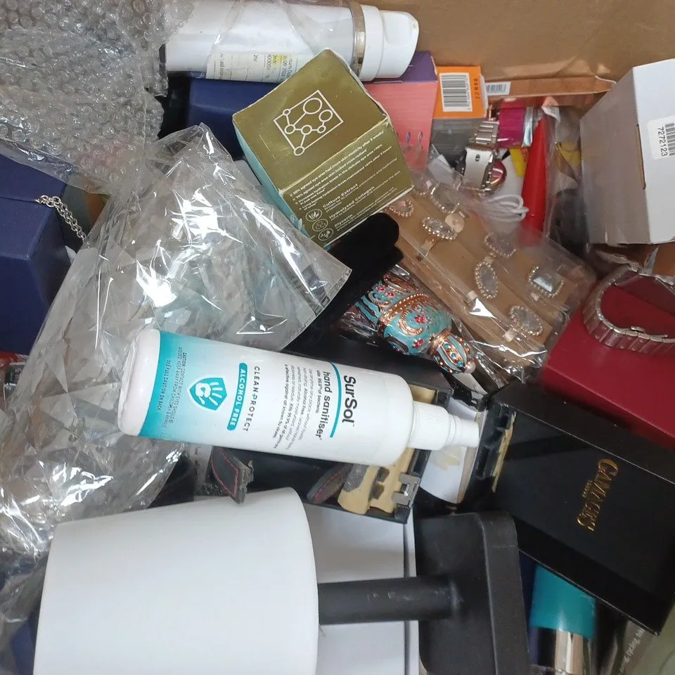 BOX OF APPROXIMATELY 30 ASSORTED HOUSEHOLD AND FASHION ACCESSORY ITEMS TO INCLUDE FESTIVE DECORATIONS, BEAUTY SPONGES, GAMAGES WATCH, ETC