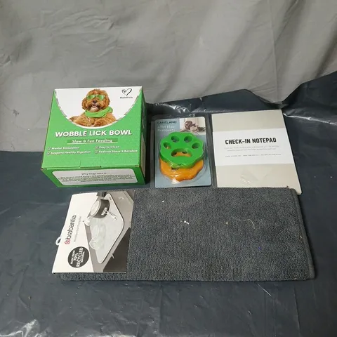 BOX OF APPROXIMATELY 15 ASSORTED HOUSEHOLD ITEMS TO INCLUDE NOTEPAD, DISH DRYING MAT, PET HAIR REMOVER, PET BOWL ETC