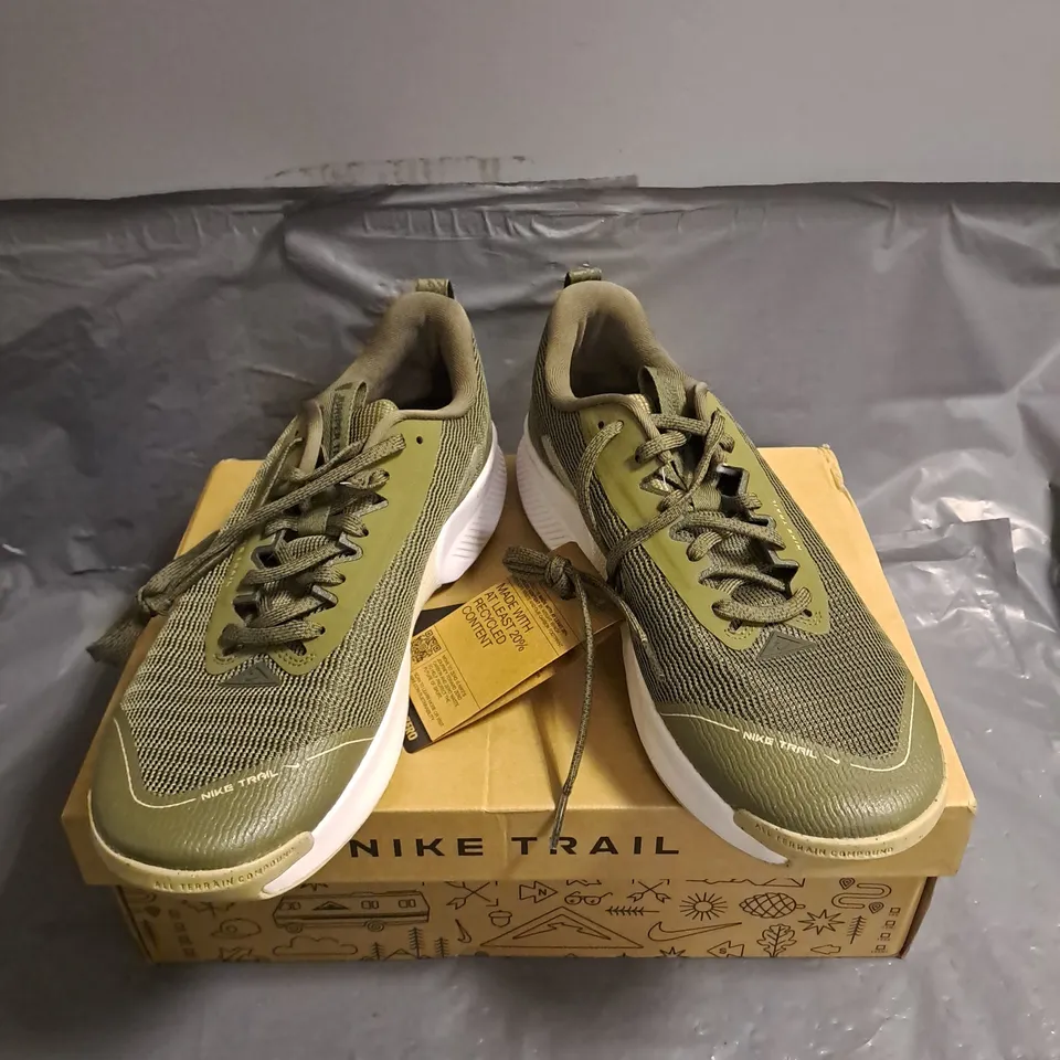 BOXED PAIR OF NIKE JUNIPER TRAIL 3 TRAINERS IN OLIVE/SEQUOIA SIZE UK 7.5