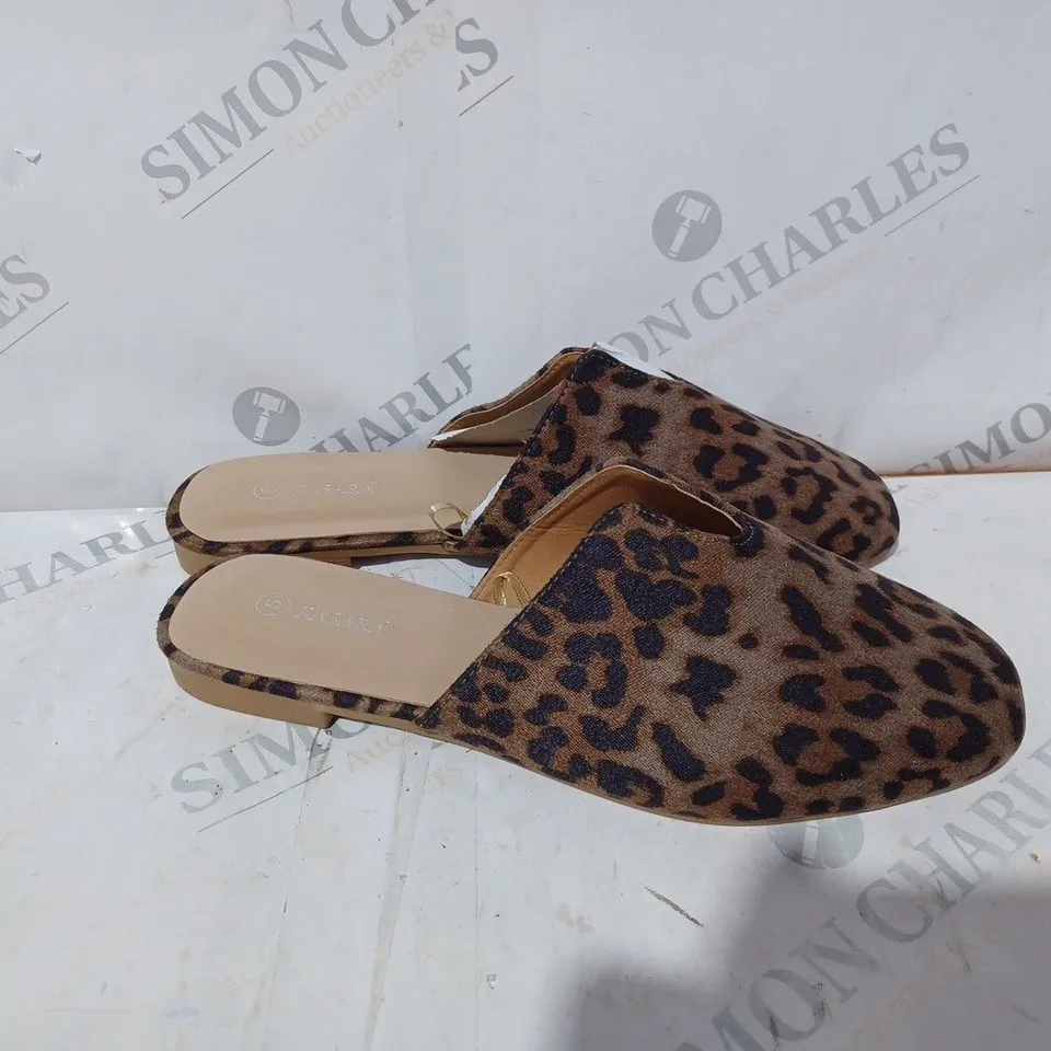 KASARA LEOPARD MULE SHOES IN BROWN SIZE 5