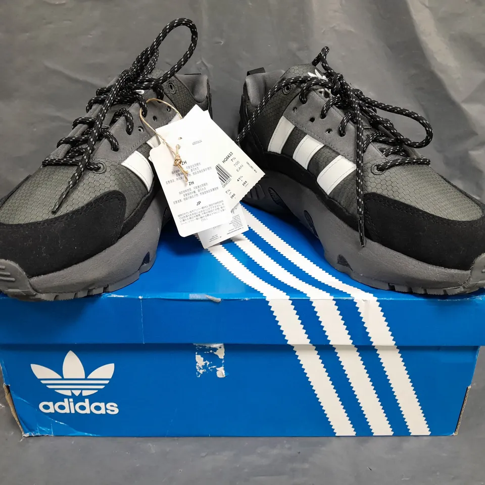 BOXED PAIR OF ADIDAS ZX 22 BOOST SHOES IN GREY/BLACK SIZE UK 7.5