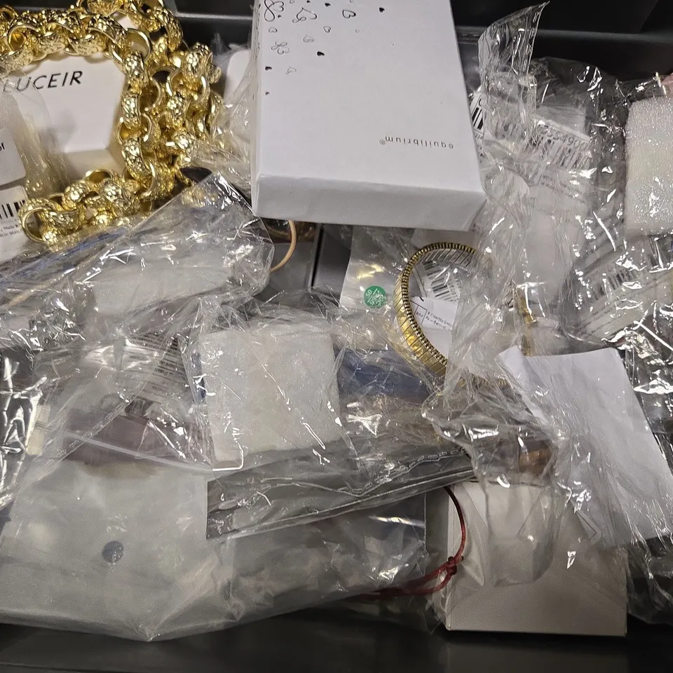 APPROXIMATELY 25 ASSORTED JEWELLERY ITEMS TO INCLUDE - NECKLACE , WATCHES , BRACELET ETC