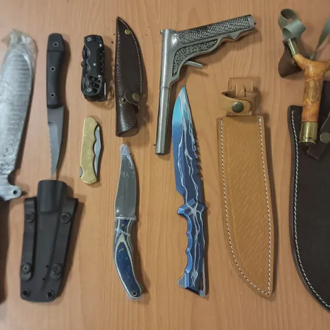 LOT OF 10 ASSORTED ITEMS TO INCLUDE KNIFES, CATAPULT, SHEATHS AND MULTI TOOL