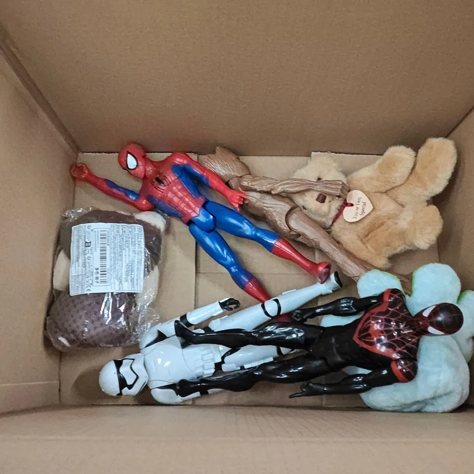LOT OF 15 ASSORTED TOY AND PLUSHIE ITEMS TO INCLUDE WOODY FIGURINE AND GIRAFFE PLUSH